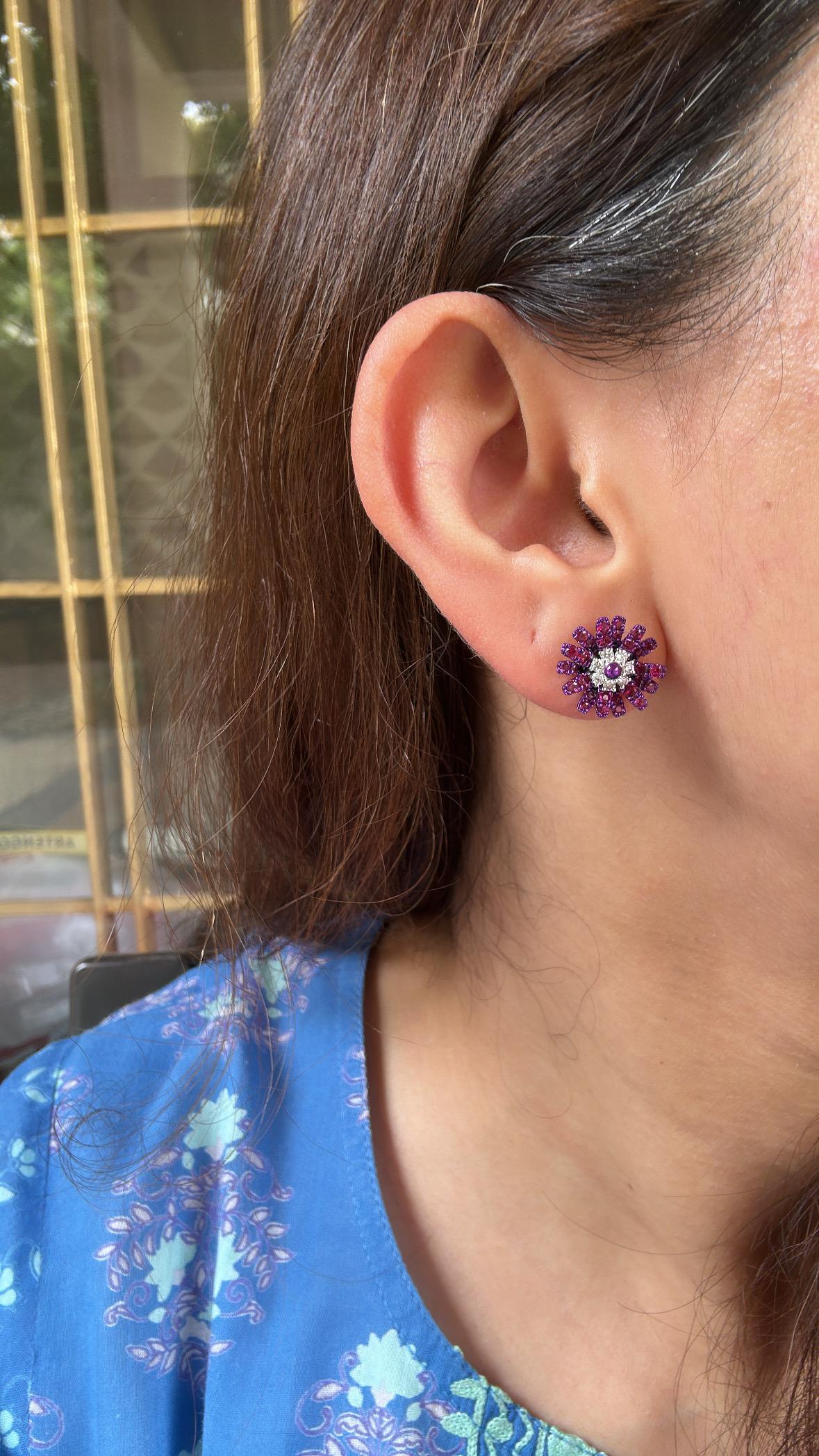Ohrstecker mit Mosambik-Rubin und Diamanten, gefasst in 18 Karat Gold mit violettem Rhodium im Angebot 3