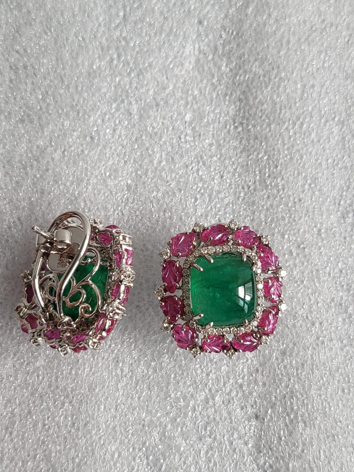 Ohrstecker aus 18 Karat Gold, sambischer Smaragd, Cabochon und geschnitztem Mosambik-Rubin (Moderne)