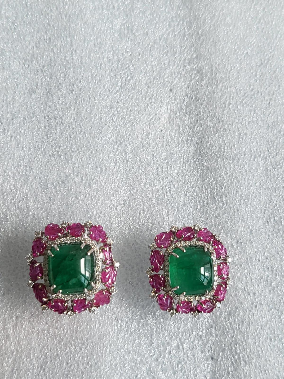 Ohrstecker aus 18 Karat Gold, sambischer Smaragd, Cabochon und geschnitztem Mosambik-Rubin 1