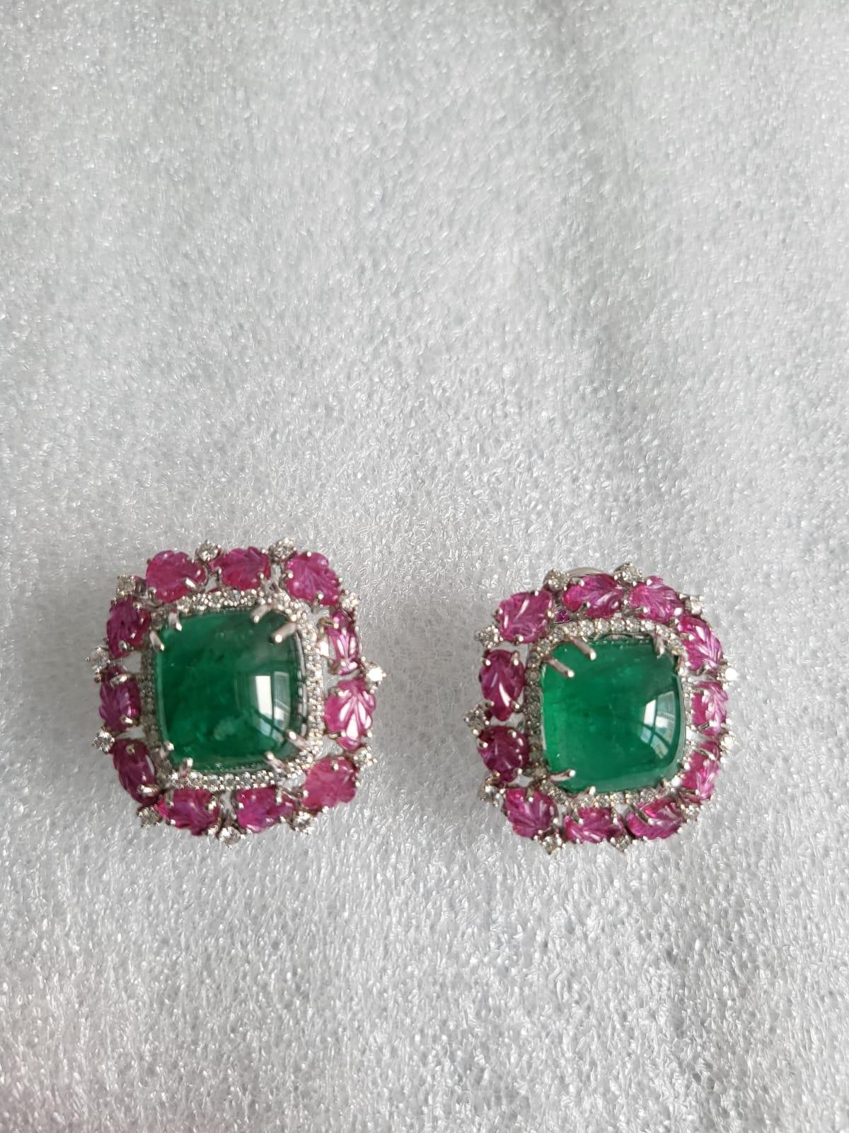 Ohrstecker aus 18 Karat Gold, sambischer Smaragd, Cabochon und geschnitztem Mosambik-Rubin 2