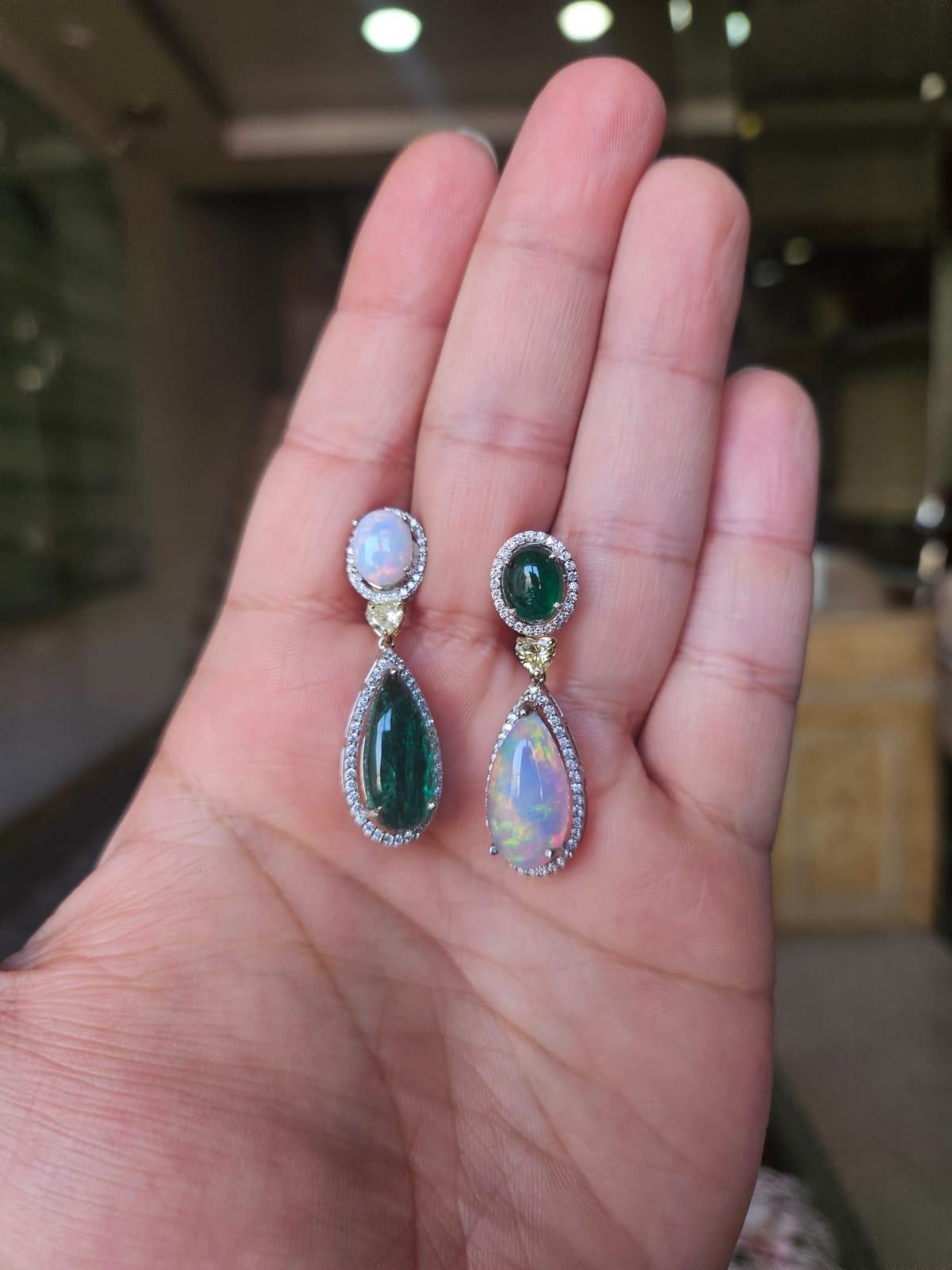 Ein sehr schöner und moderner Stil, Smaragd & Opal, Mix und Match Dangle Earrings in 18K Weißgold & natürliche Diamanten gesetzt. Das Gewicht der Smaragde beträgt 7,41 Karat. Die Smaragde sind völlig natürlich, ohne jegliche Behandlung und stammen