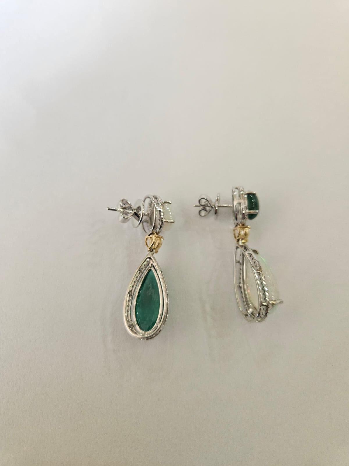 18 Karat Gold, sambischer Smaragd-Cabochon, äthiopischer Opal und Diamant-Tropfen-Ohrring (Moderne) im Angebot