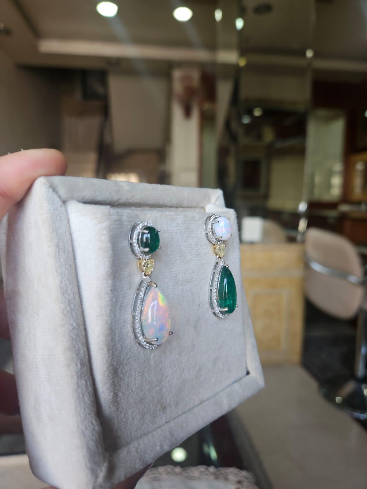 18 Karat Gold, sambischer Smaragd-Cabochon, äthiopischer Opal und Diamant-Tropfen-Ohrring im Zustand „Neu“ im Angebot in Hong Kong, HK