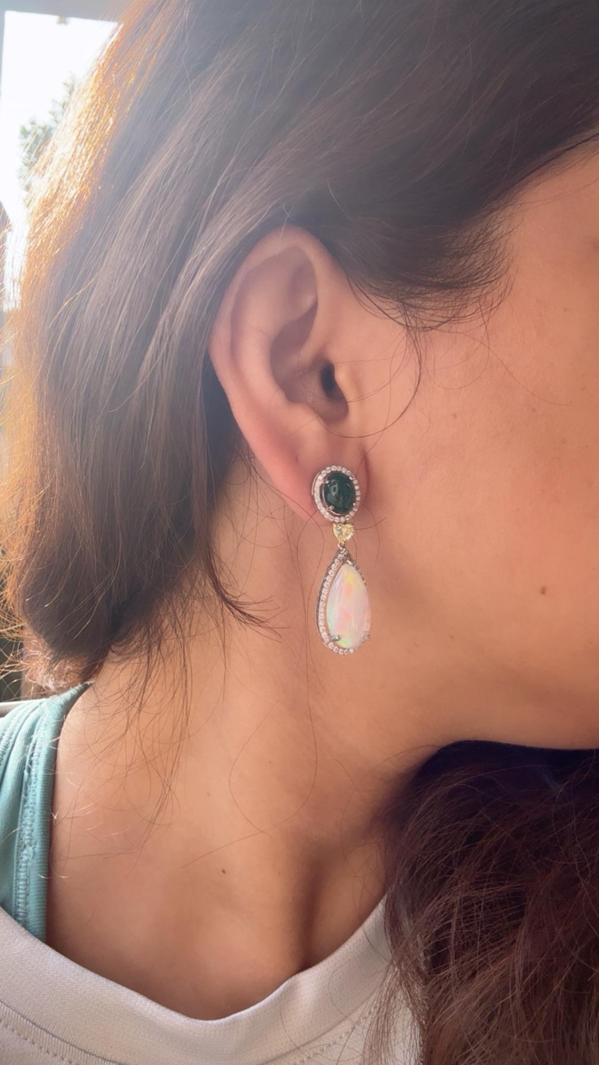 18 Karat Gold, sambischer Smaragd-Cabochon, äthiopischer Opal und Diamant-Tropfen-Ohrring im Angebot 1