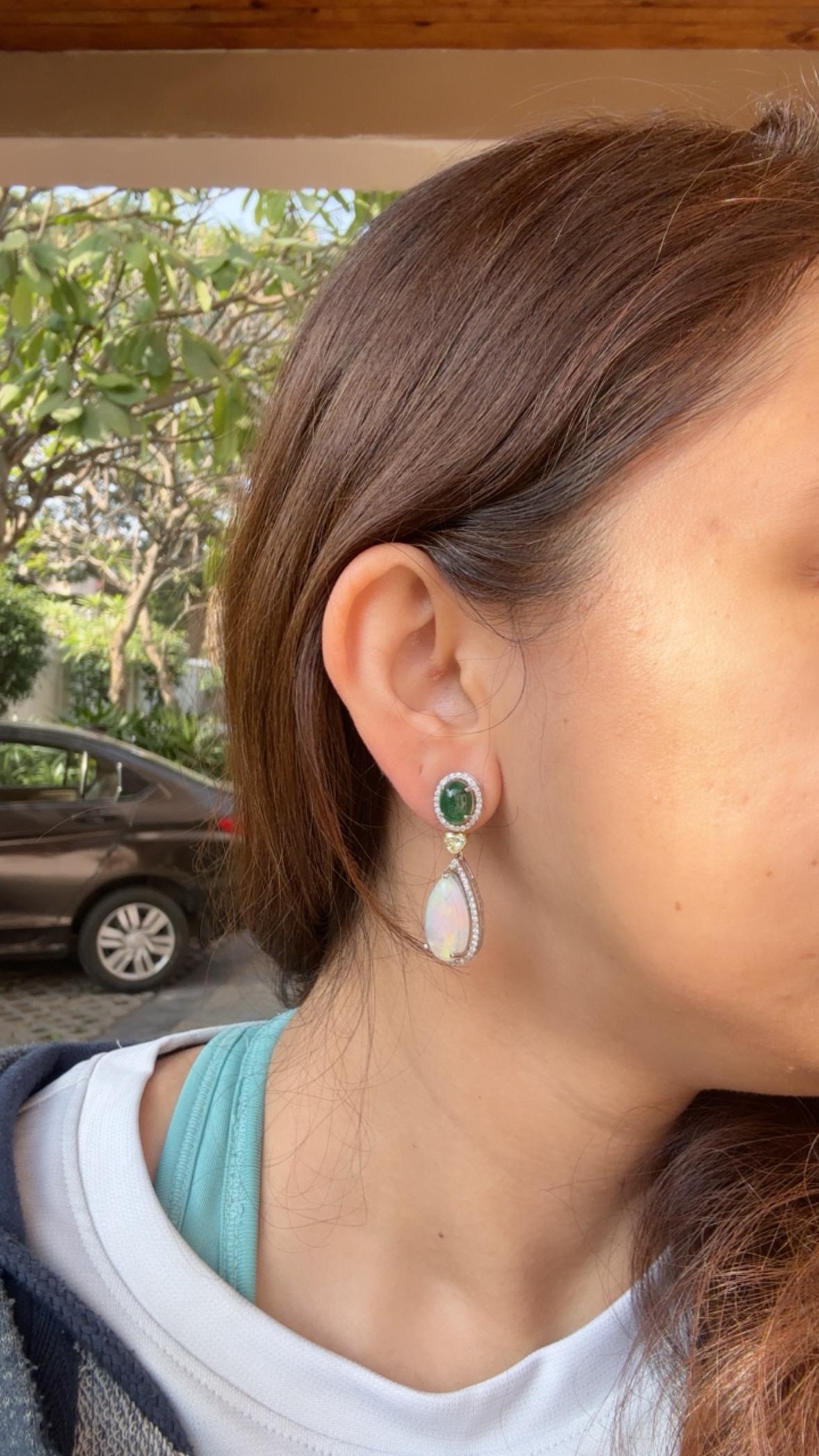 18 Karat Gold, sambischer Smaragd-Cabochon, äthiopischer Opal und Diamant-Tropfen-Ohrring im Angebot 2