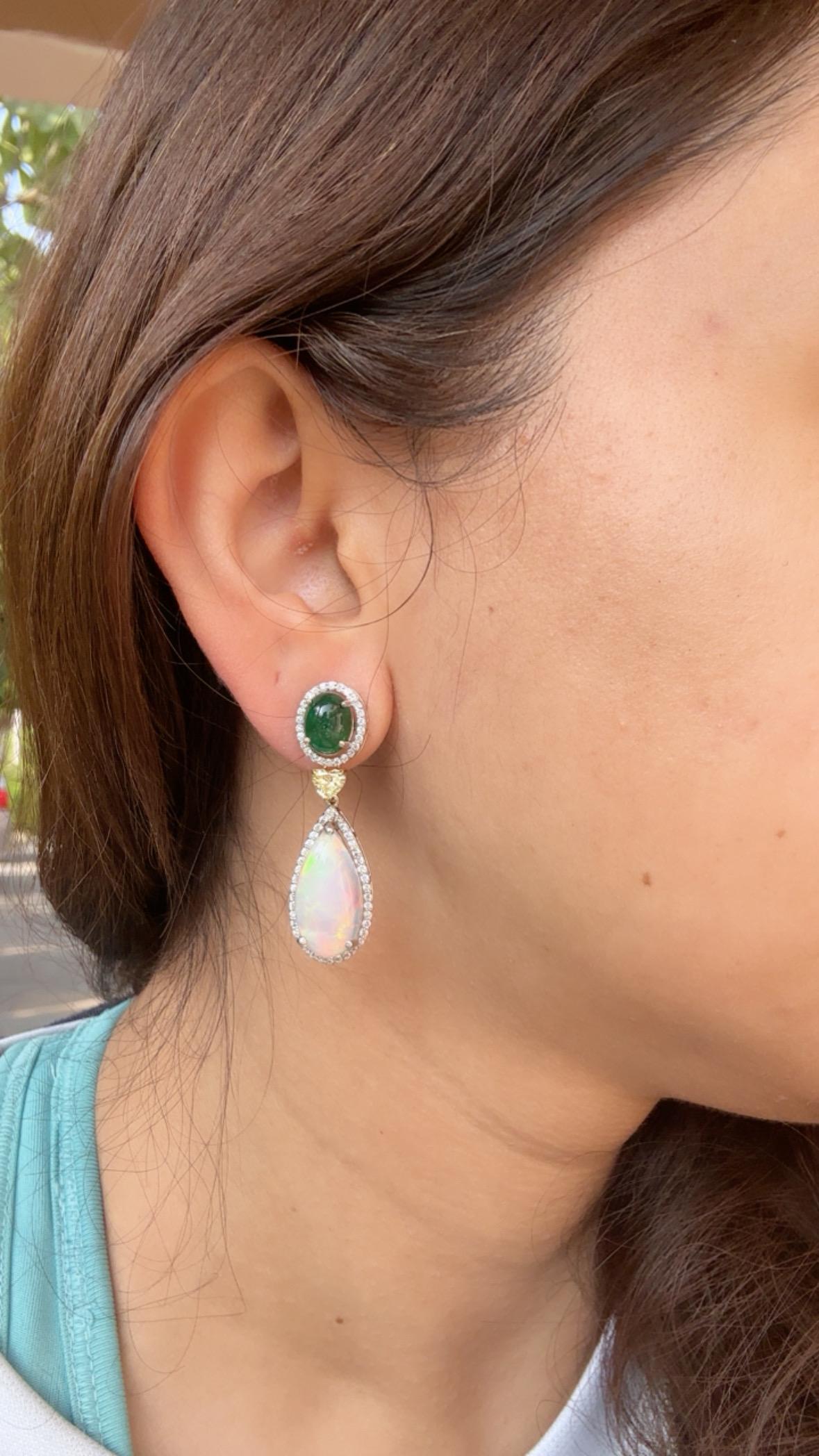 18 Karat Gold, sambischer Smaragd-Cabochon, äthiopischer Opal und Diamant-Tropfen-Ohrring im Angebot 3