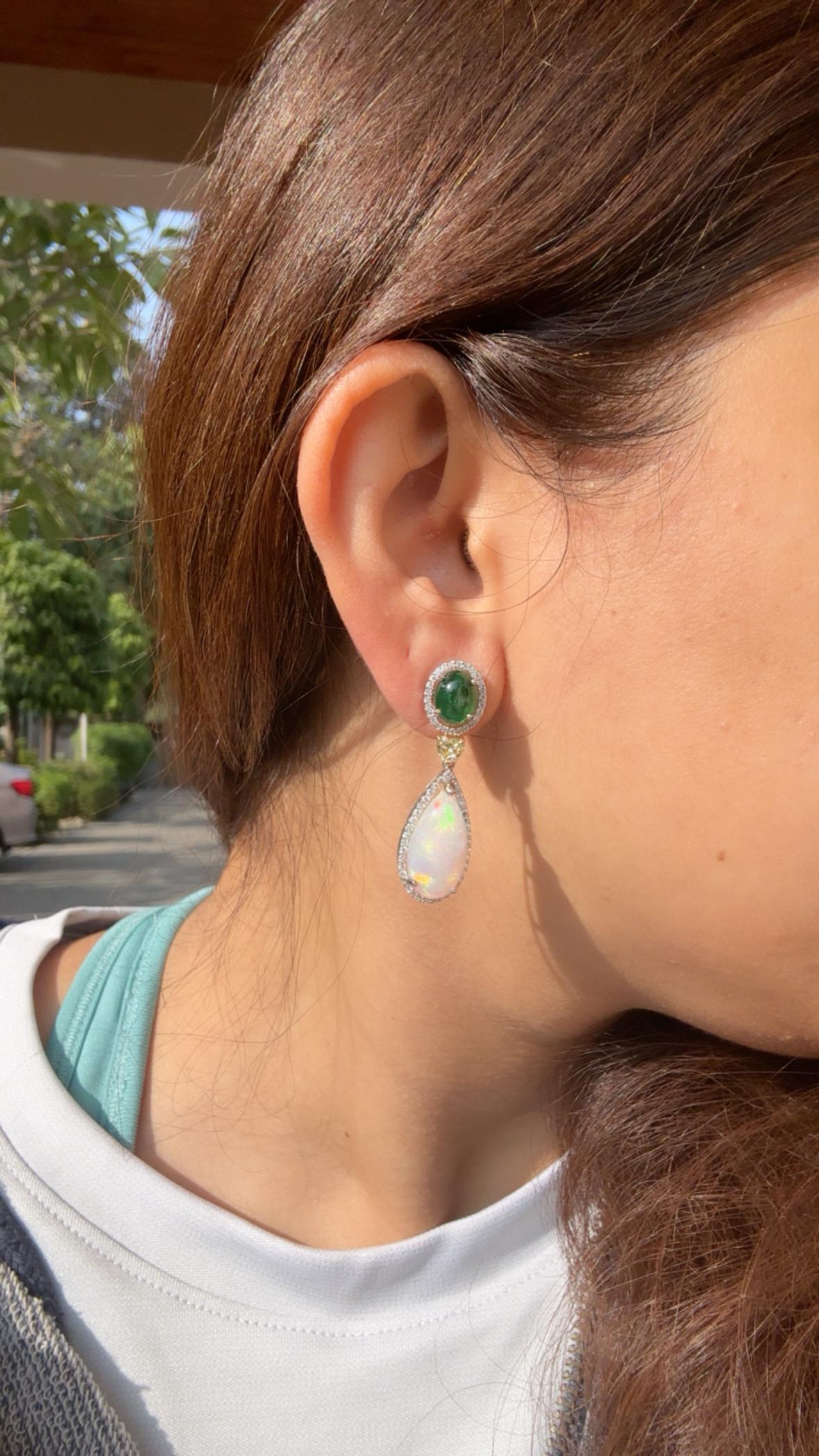 18 Karat Gold, sambischer Smaragd-Cabochon, äthiopischer Opal und Diamant-Tropfen-Ohrring im Angebot 4