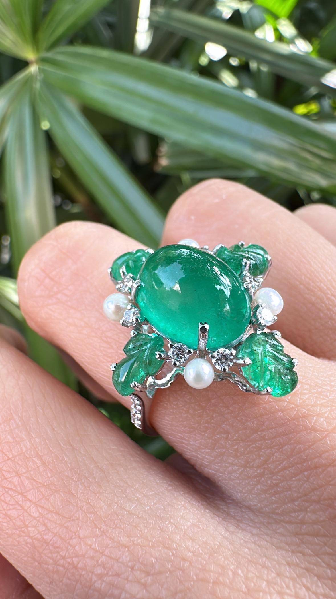 Bague dôme en or 18 carats, cabochon d'émeraude de Zambie, perles d'eau douce et diamants en vente 4