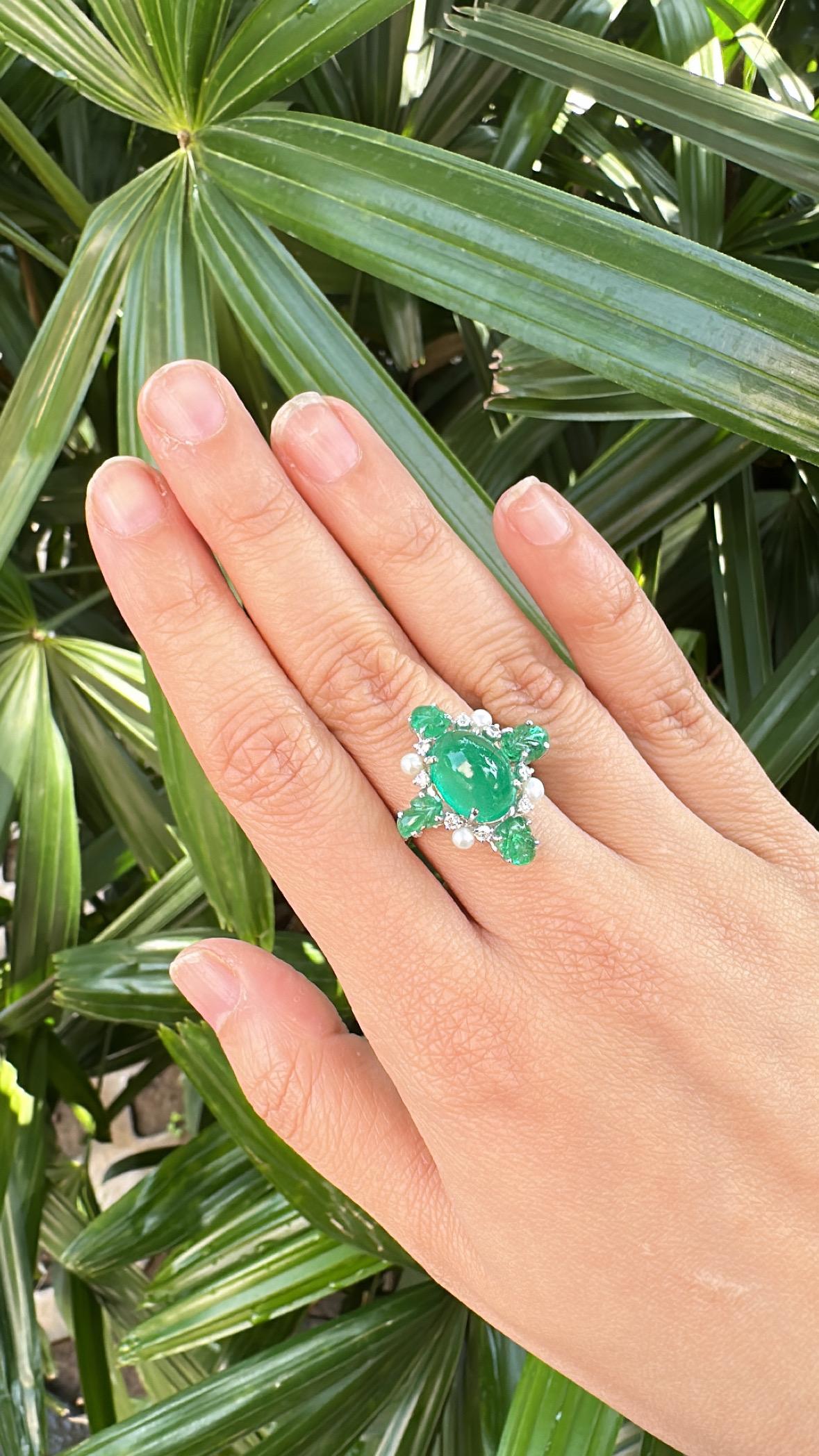 Bague dôme en or 18 carats, cabochon d'émeraude de Zambie, perles d'eau douce et diamants en vente 5