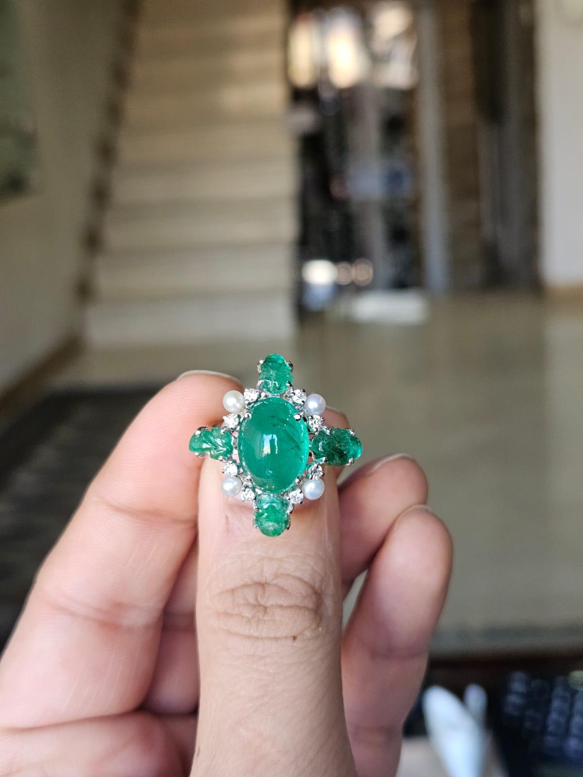 Moderne Bague dôme en or 18 carats, cabochon d'émeraude de Zambie, perles d'eau douce et diamants en vente