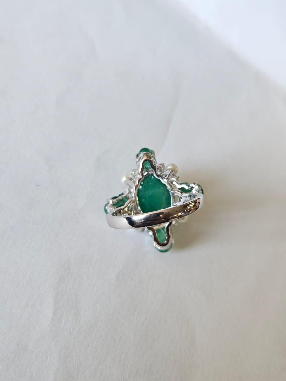 Taille cabochon Bague dôme en or 18 carats, cabochon d'émeraude de Zambie, perles d'eau douce et diamants en vente