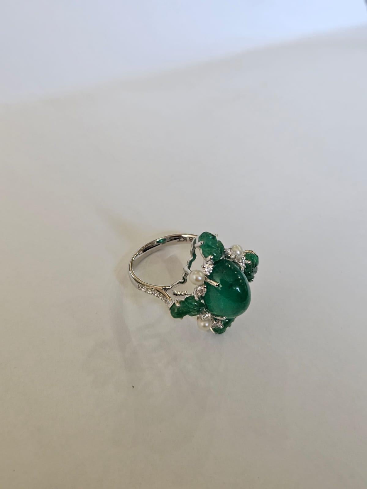 Bague dôme en or 18 carats, cabochon d'émeraude de Zambie, perles d'eau douce et diamants Neuf - En vente à Hong Kong, HK