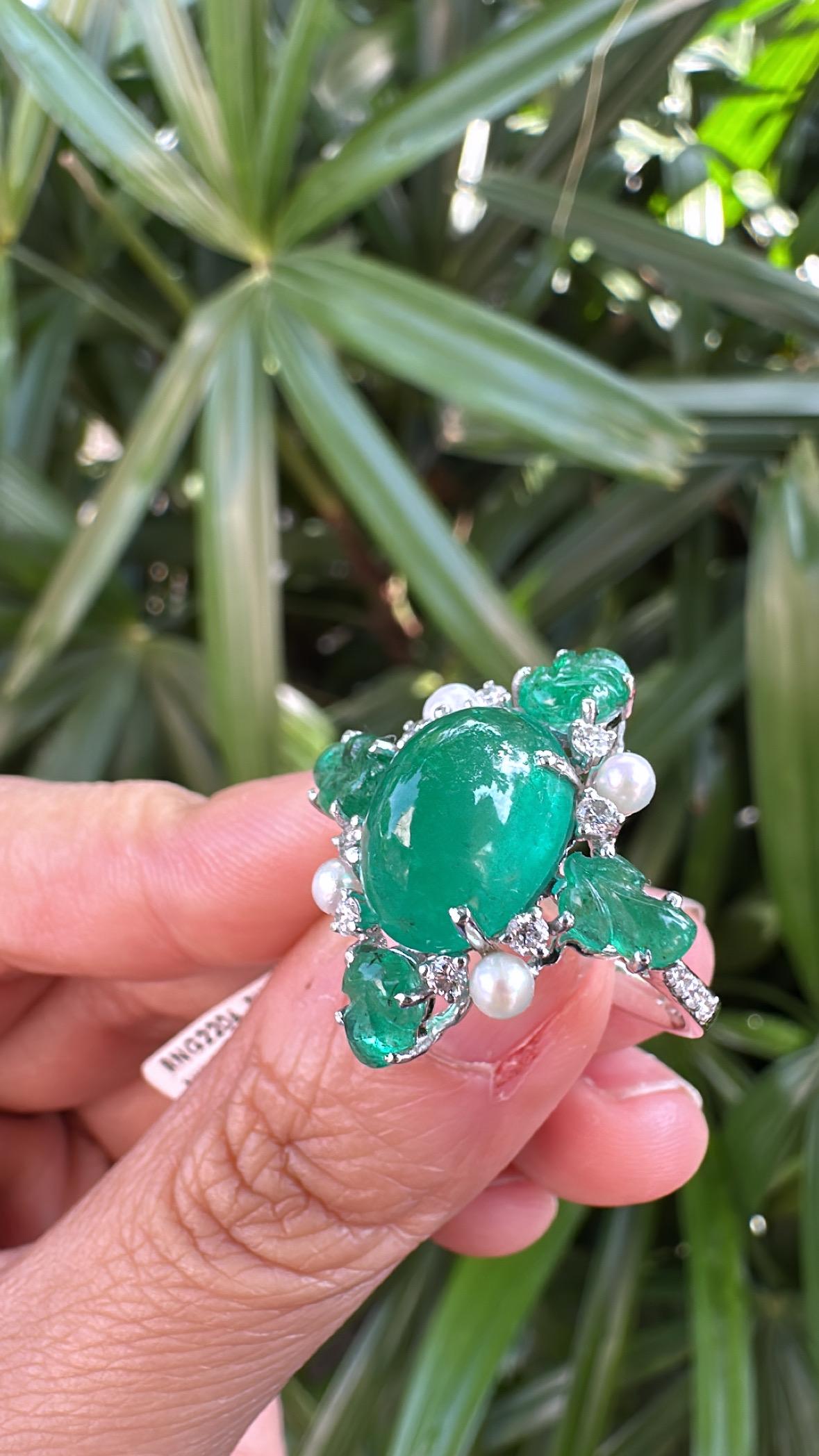 Bague dôme en or 18 carats, cabochon d'émeraude de Zambie, perles d'eau douce et diamants Unisexe en vente