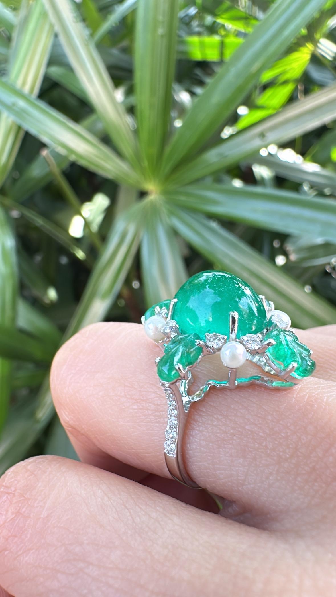 Bague dôme en or 18 carats, cabochon d'émeraude de Zambie, perles d'eau douce et diamants en vente 1