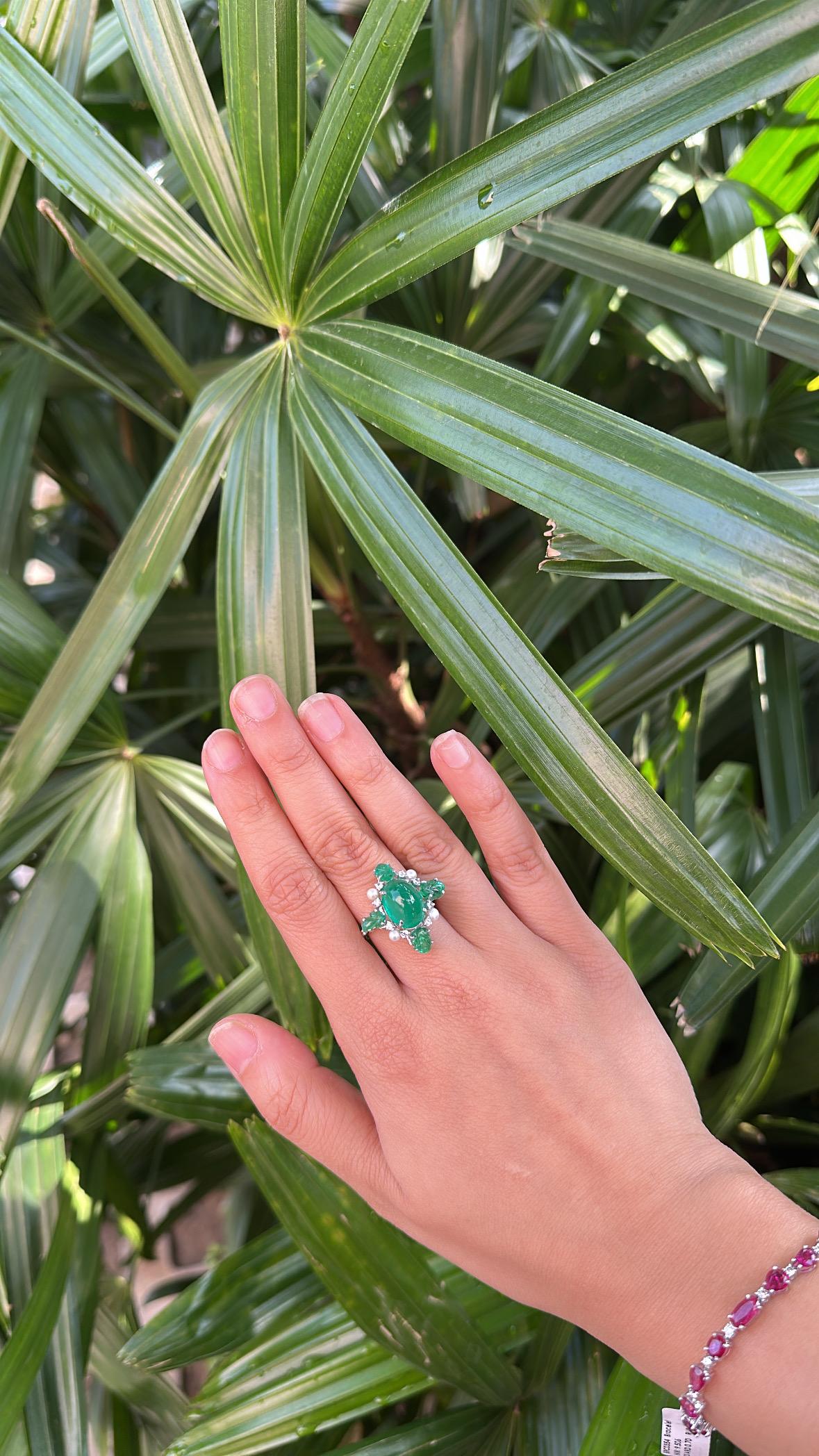 Bague dôme en or 18 carats, cabochon d'émeraude de Zambie, perles d'eau douce et diamants en vente 2