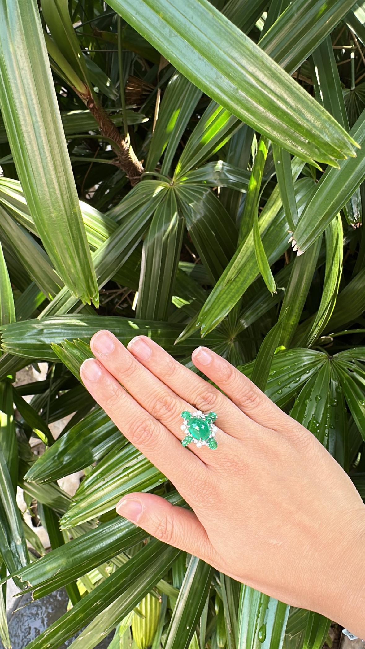 Bague dôme en or 18 carats, cabochon d'émeraude de Zambie, perles d'eau douce et diamants en vente 3