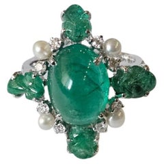 Anello a cupola con smeraldo dello Zambia, perle d
acqua dolce e diamanti, incastonato in oro 18 carati