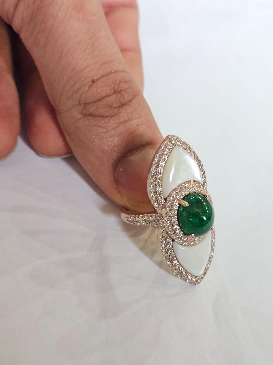 Ein sehr prächtiger und schöner, moderner Stil, Smaragd & Perlmutt Cocktail Dome Ring in 18K Gelbgold & natürliche Diamanten gesetzt. Das Gewicht des Smaragds beträgt 3,10 Karat. Der Smaragd-Cabochon ist völlig natürlich, ohne jegliche Behandlung