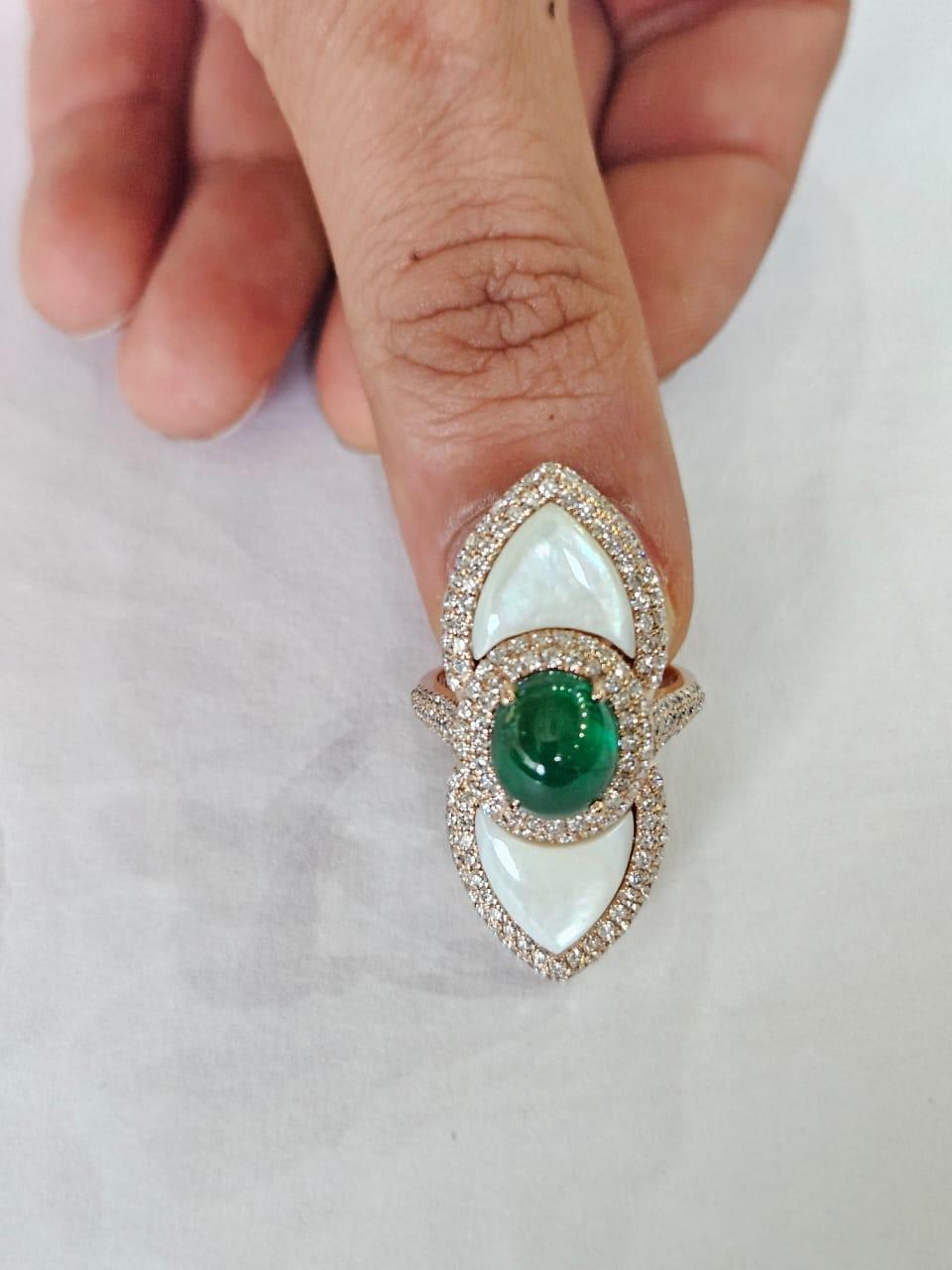 Set in 18K Gold, sambischer Smaragd Cabochon, Perlmutt & Diamanten Kuppelring (Moderne) im Angebot