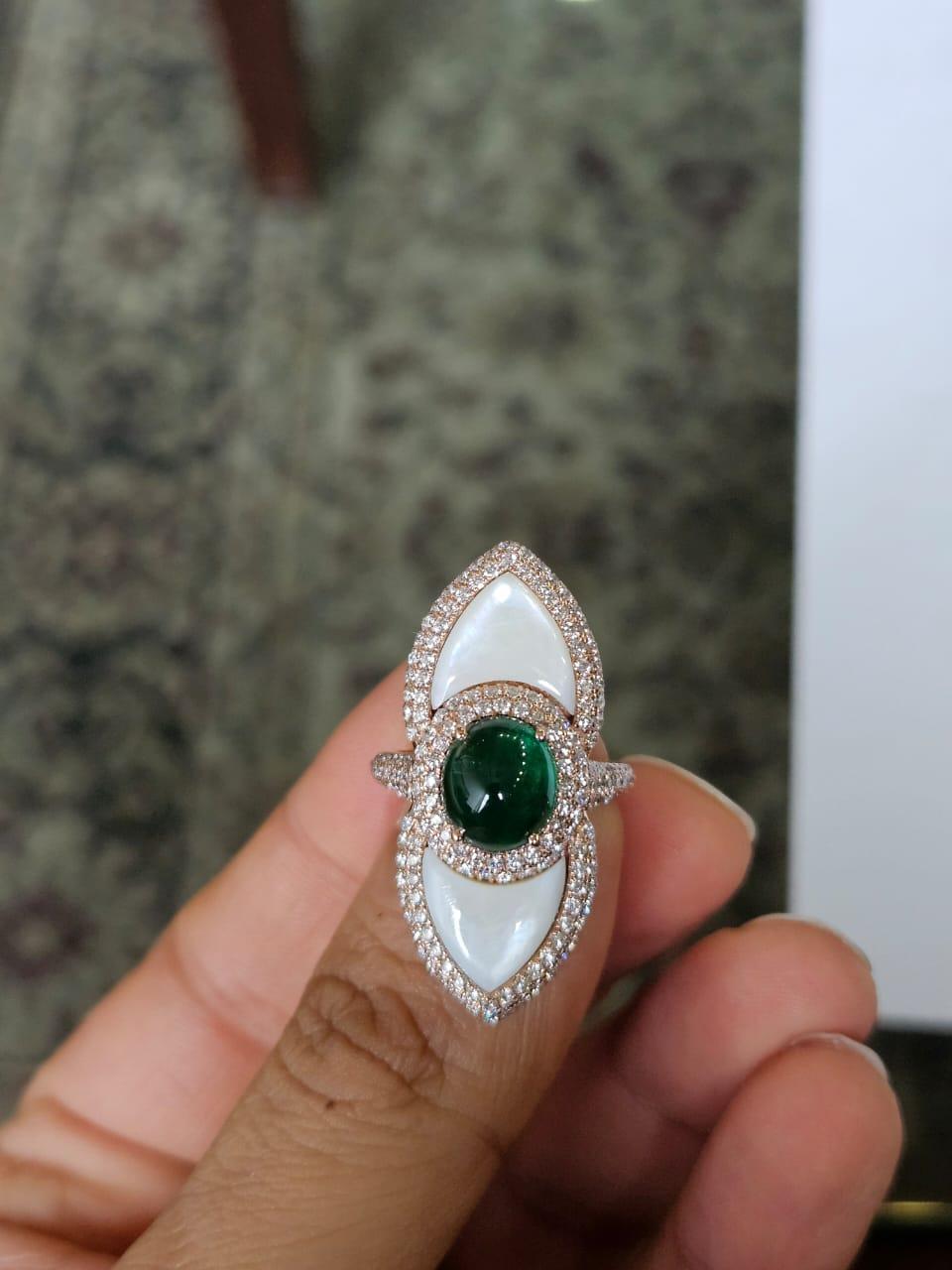 Set in 18K Gold, sambischer Smaragd Cabochon, Perlmutt & Diamanten Kuppelring im Zustand „Neu“ im Angebot in Hong Kong, HK