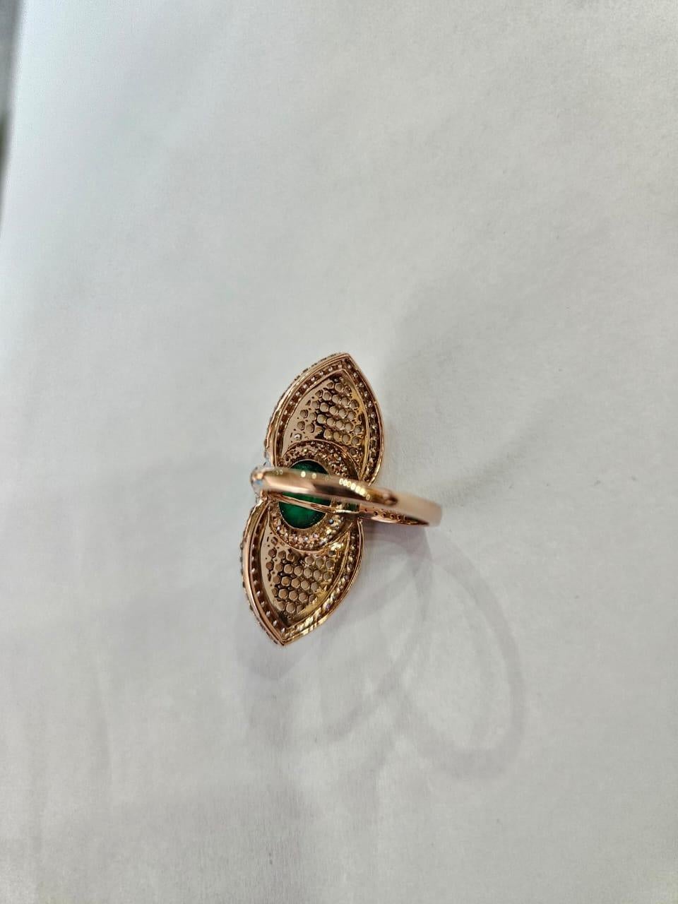 Set in 18K Gold, sambischer Smaragd Cabochon, Perlmutt & Diamanten Kuppelring für Damen oder Herren im Angebot