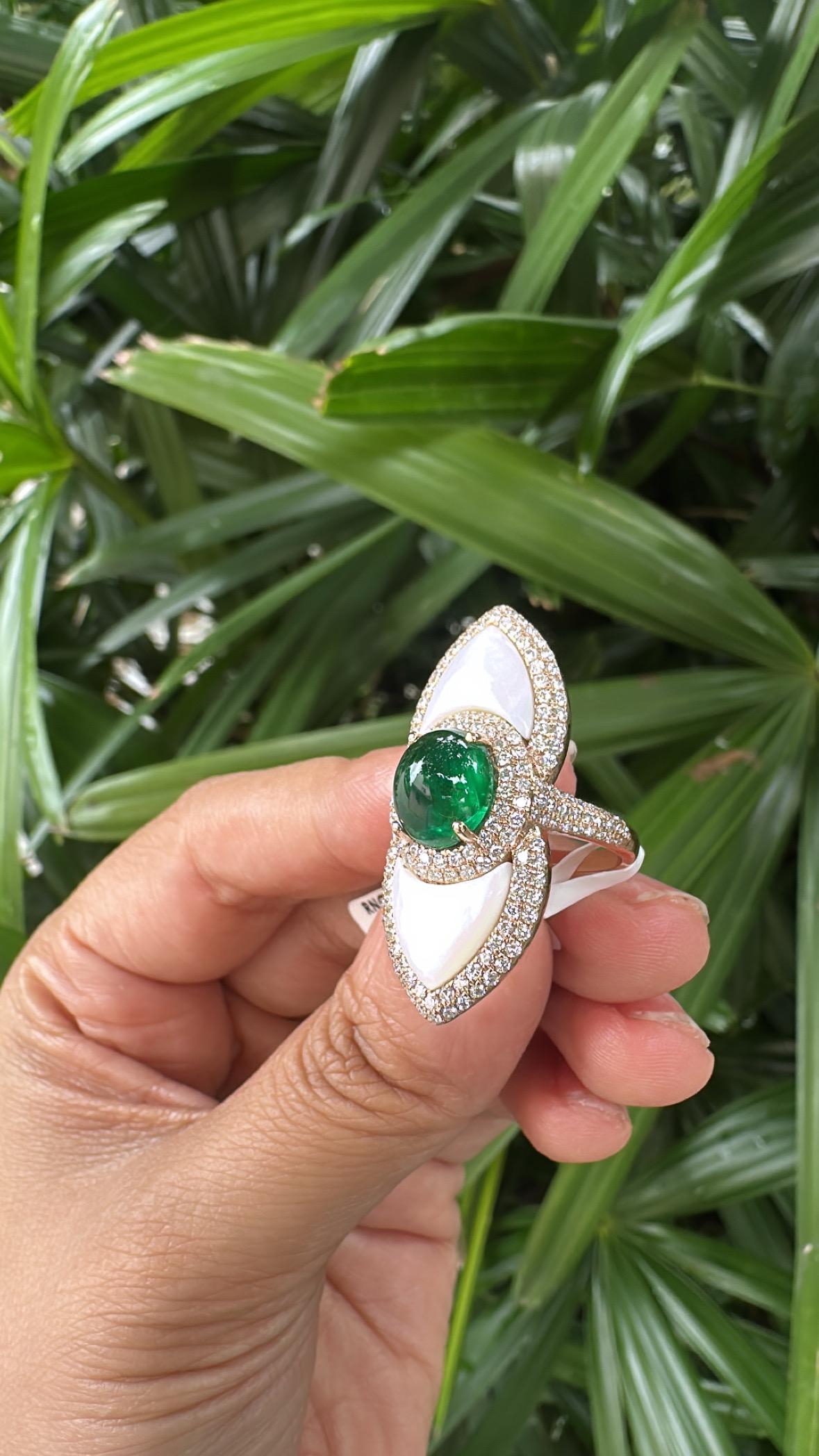 Set in 18K Gold, sambischer Smaragd Cabochon, Perlmutt & Diamanten Kuppelring im Angebot 2