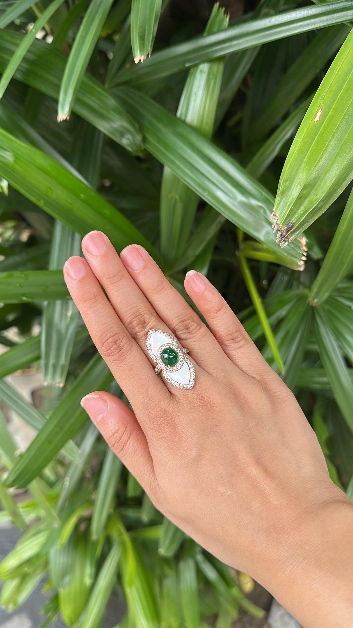 Set in 18K Gold, sambischer Smaragd Cabochon, Perlmutt & Diamanten Kuppelring im Angebot 3