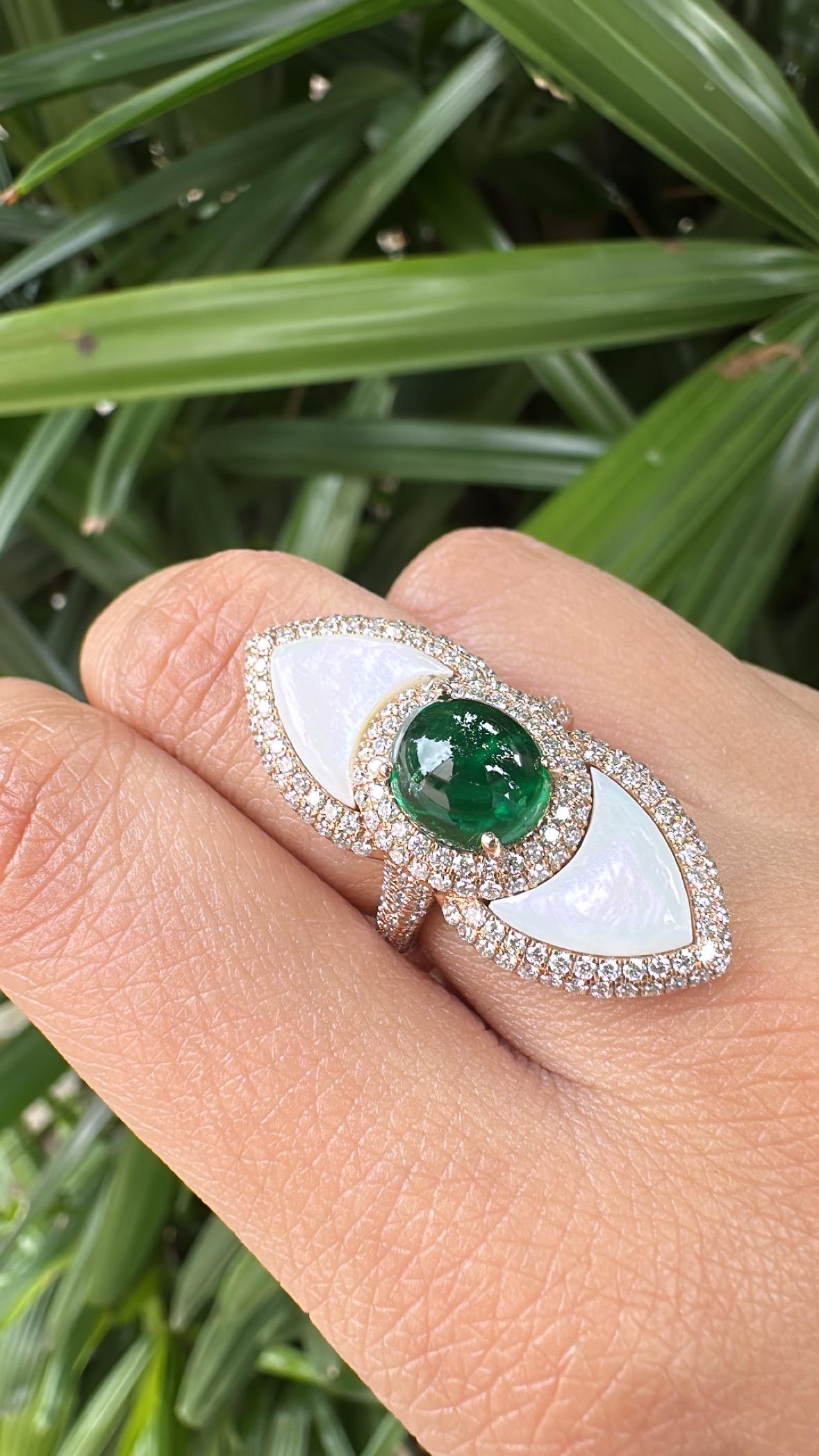 Set in 18K Gold, sambischer Smaragd Cabochon, Perlmutt & Diamanten Kuppelring im Angebot 4