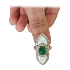 Anello con cupola in oro 18 carati, smeraldo dello Zambia cabochon, madreperla e diamanti