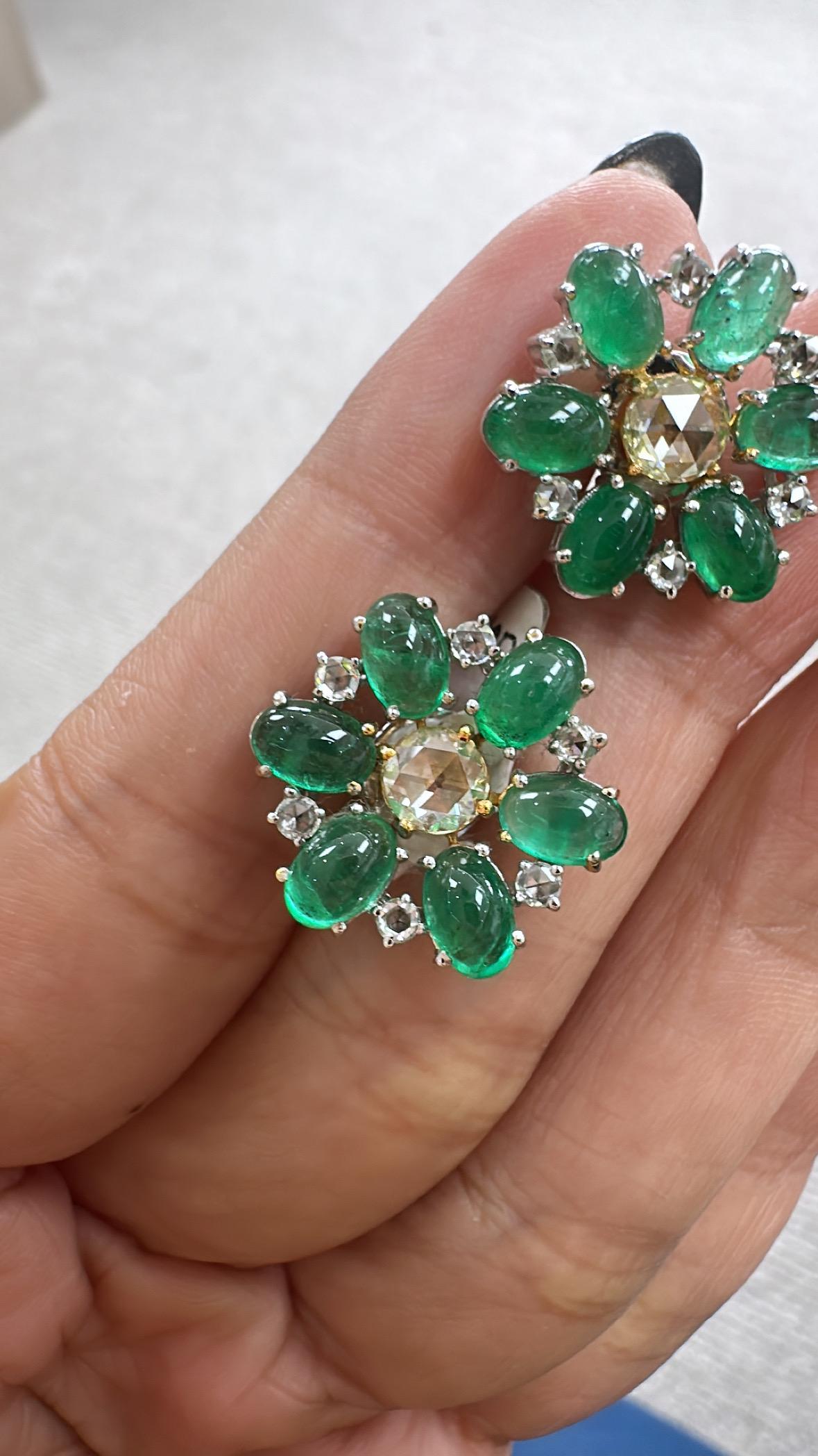 Clous d'oreilles en or 18 carats, cabochons d'émeraudes de Zambie et diamants taille rose en vente 1