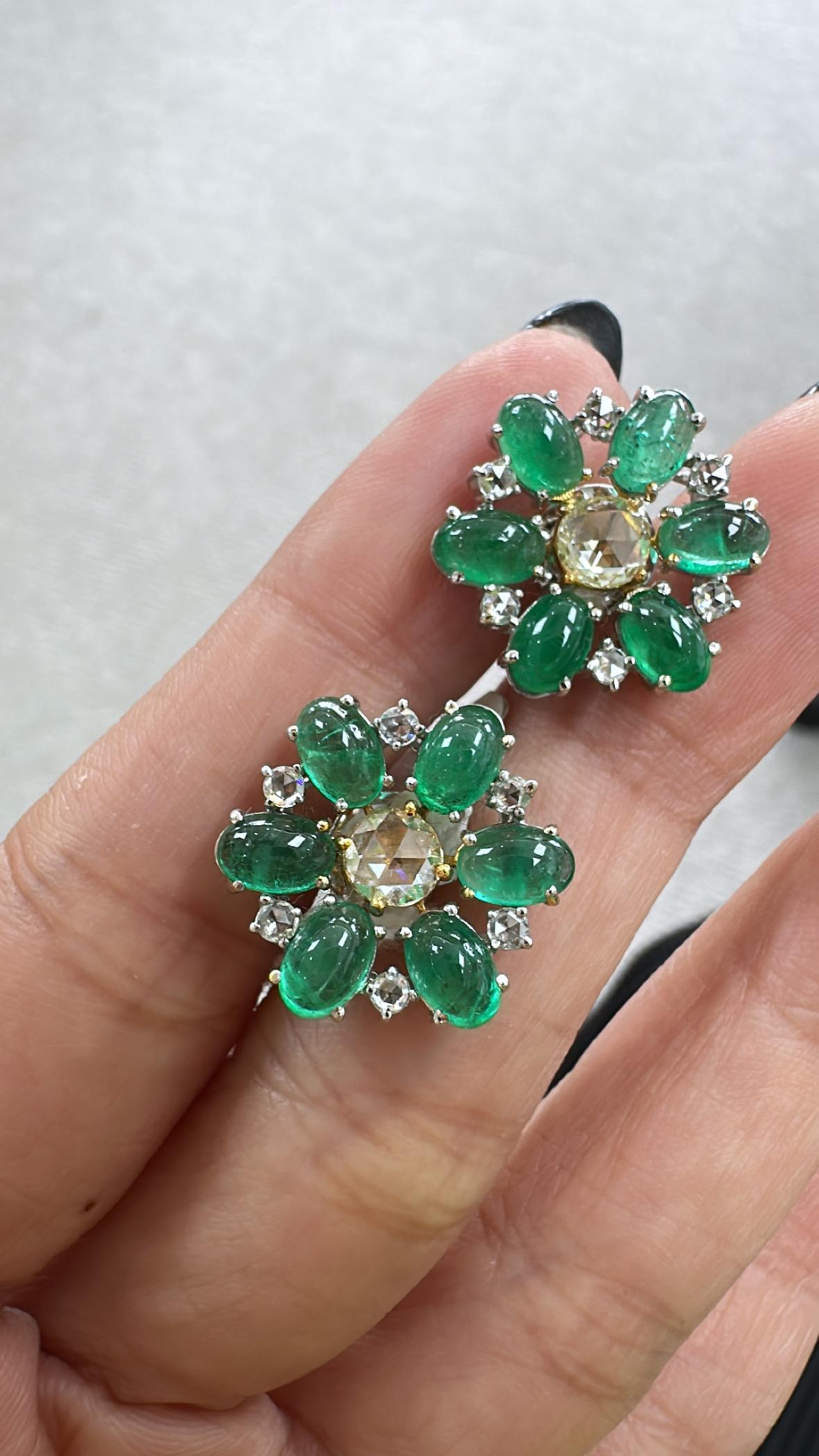 Clous d'oreilles en or 18 carats, cabochons d'émeraudes de Zambie et diamants taille rose en vente 3