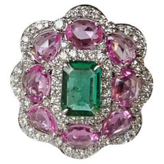 Anello da cocktail con smeraldo dello Zambia, zaffiri rosa di Ceylon e diamanti, incastonati in oro 18 carati