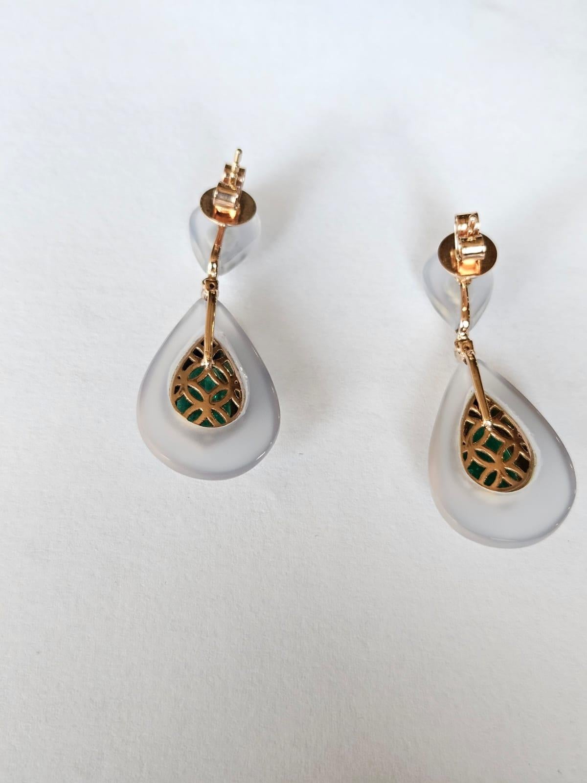 Chandelier-Ohrringe aus 18 Karat Gold, sambischem Smaragd, Chalcedon und Diamanten für Damen oder Herren im Angebot