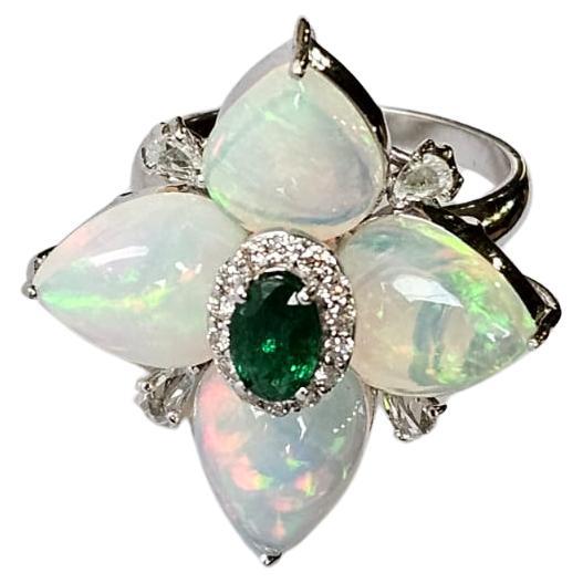 Anillo de Cóctel Engastado en Oro de 18 K, Esmeralda de Zambia, Ópalo de Etiopía y Diamantes