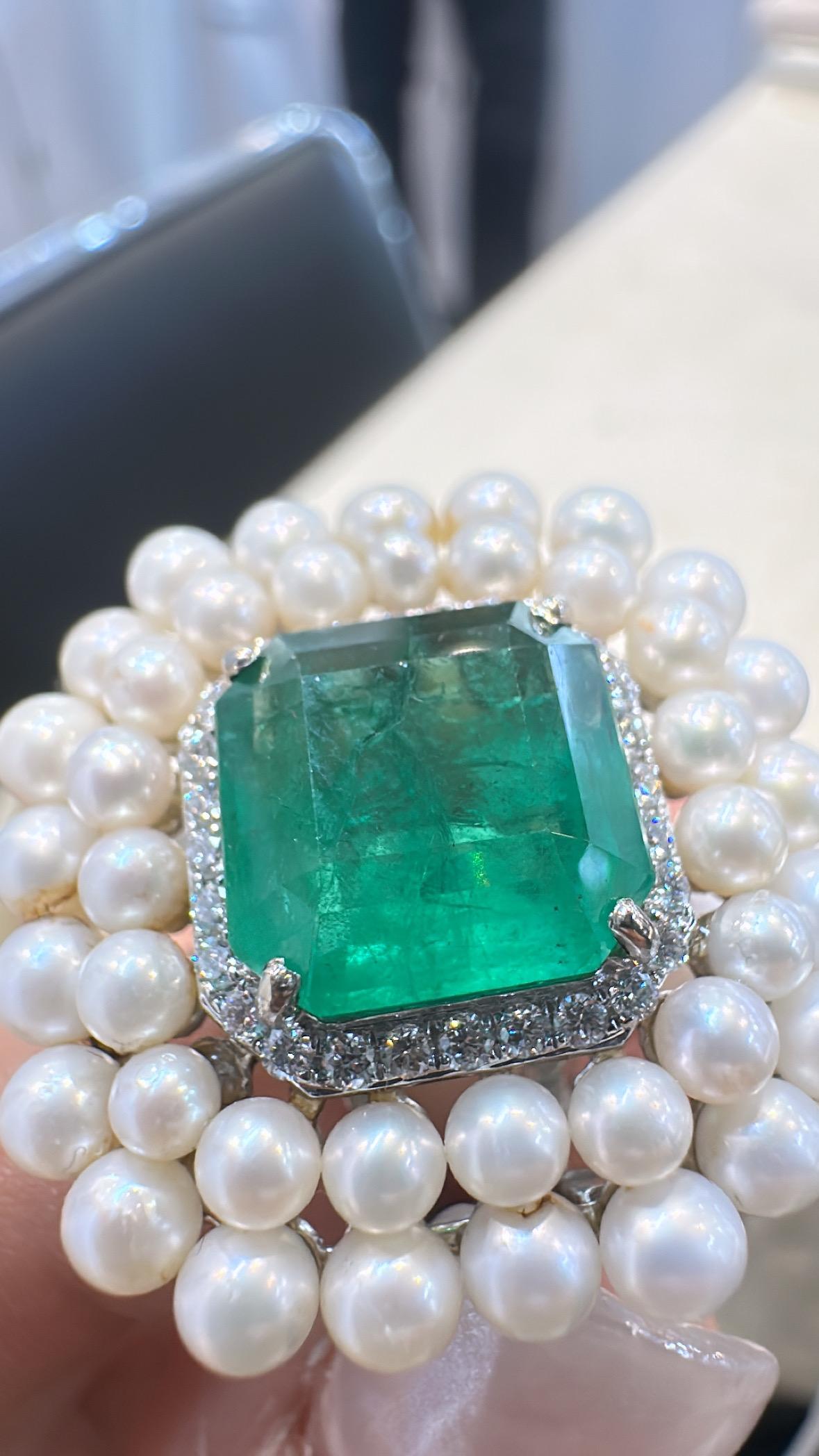 Cocktailring aus 18 Karat Gold, sambischem Smaragd, Süßwasserperlen und Diamanten im Angebot 4