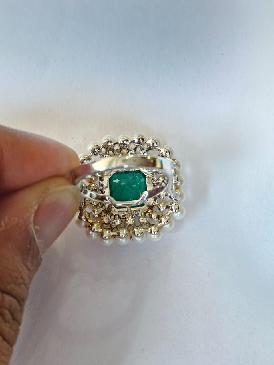 Set in 18K Gold, Zambian Emerald, Freshwater Pearls & Diamonds Cocktail Ring In New Condition For Sale In Hong Kong, HK