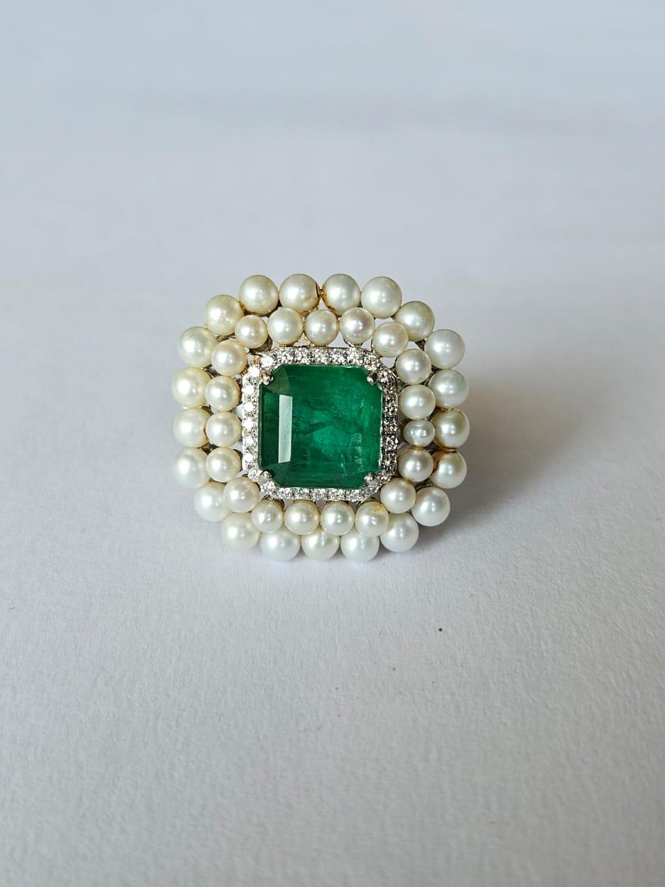 Women's or Men's Set in 18K Gold, Zambian Emerald, Freshwater Pearls & Diamonds Cocktail Ring For Sale