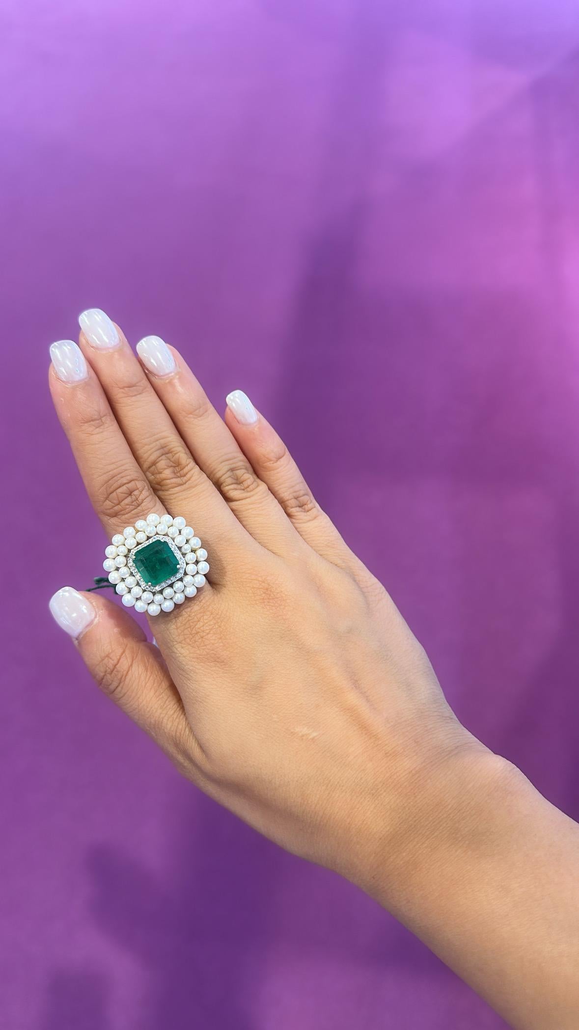 Cocktailring aus 18 Karat Gold, sambischem Smaragd, Süßwasserperlen und Diamanten im Angebot 1