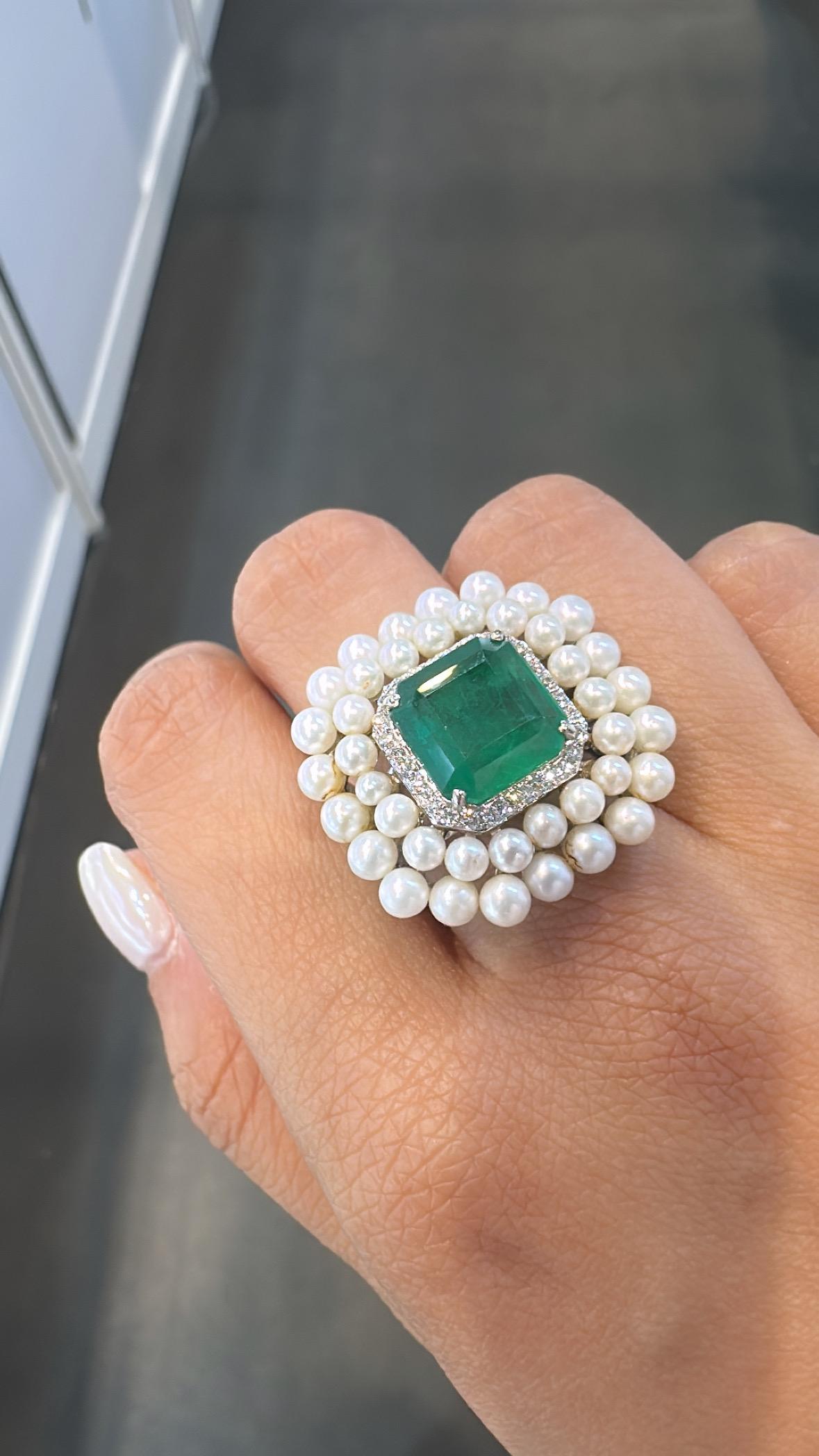 Cocktailring aus 18 Karat Gold, sambischem Smaragd, Süßwasserperlen und Diamanten im Angebot 2