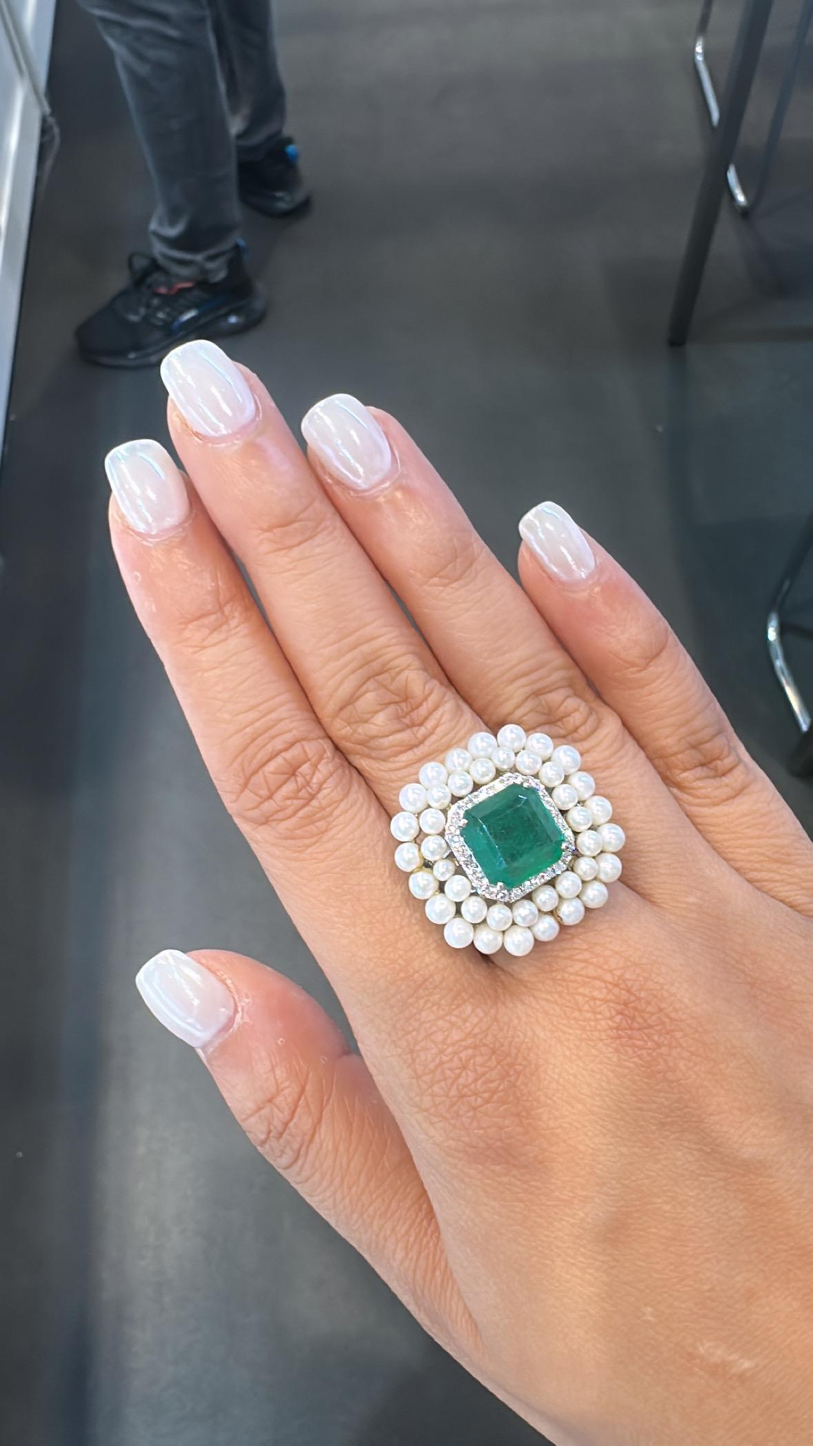 Cocktailring aus 18 Karat Gold, sambischem Smaragd, Süßwasserperlen und Diamanten im Angebot 3