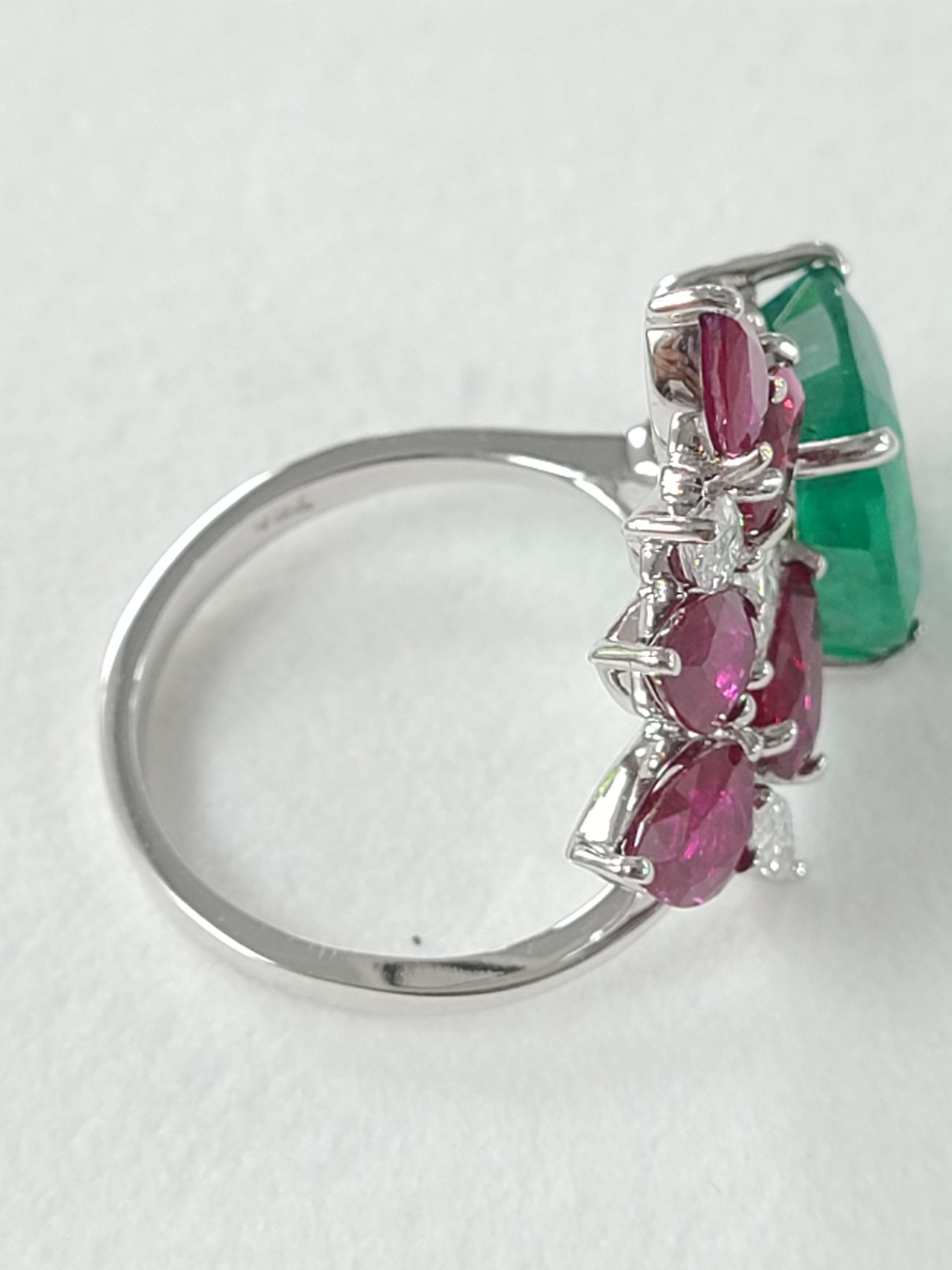 18K Gold Zambian Emerald Marquise Mozambique Ruby & Diamond Cocktail Ring In New Condition In Hong Kong, HK
