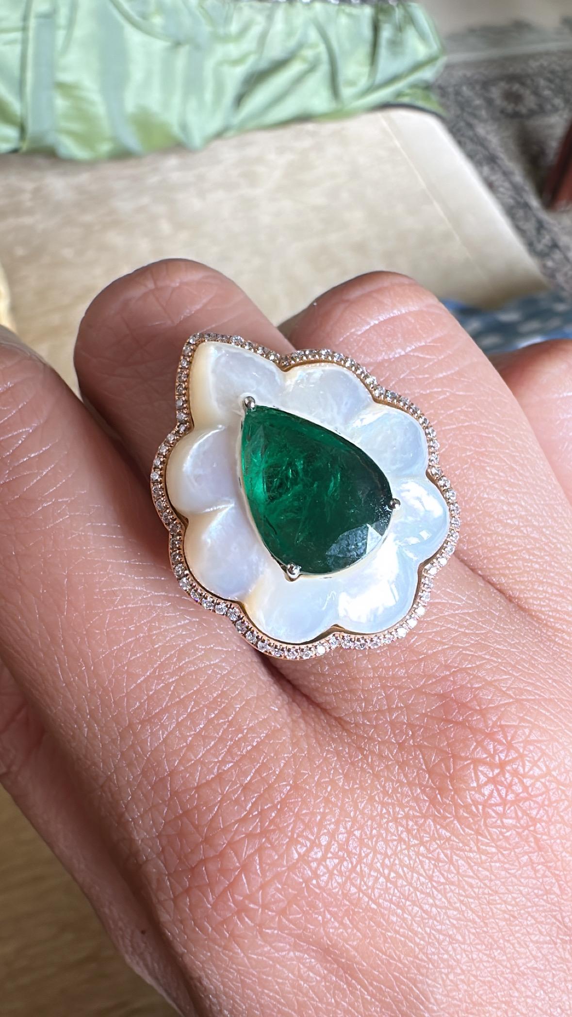 Anello da cocktail con smeraldo dello Zambia, madreperla e diamanti incastonati in oro 18 carati in vendita 4