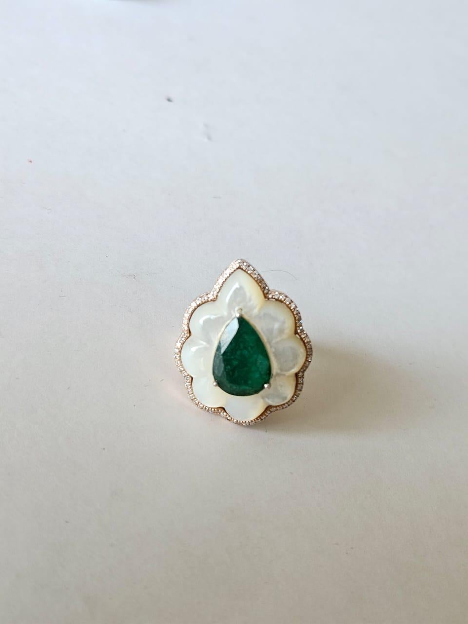 Anello da cocktail con smeraldo dello Zambia, madreperla e diamanti incastonati in oro 18 carati In condizioni Nuovo in vendita a Hong Kong, HK