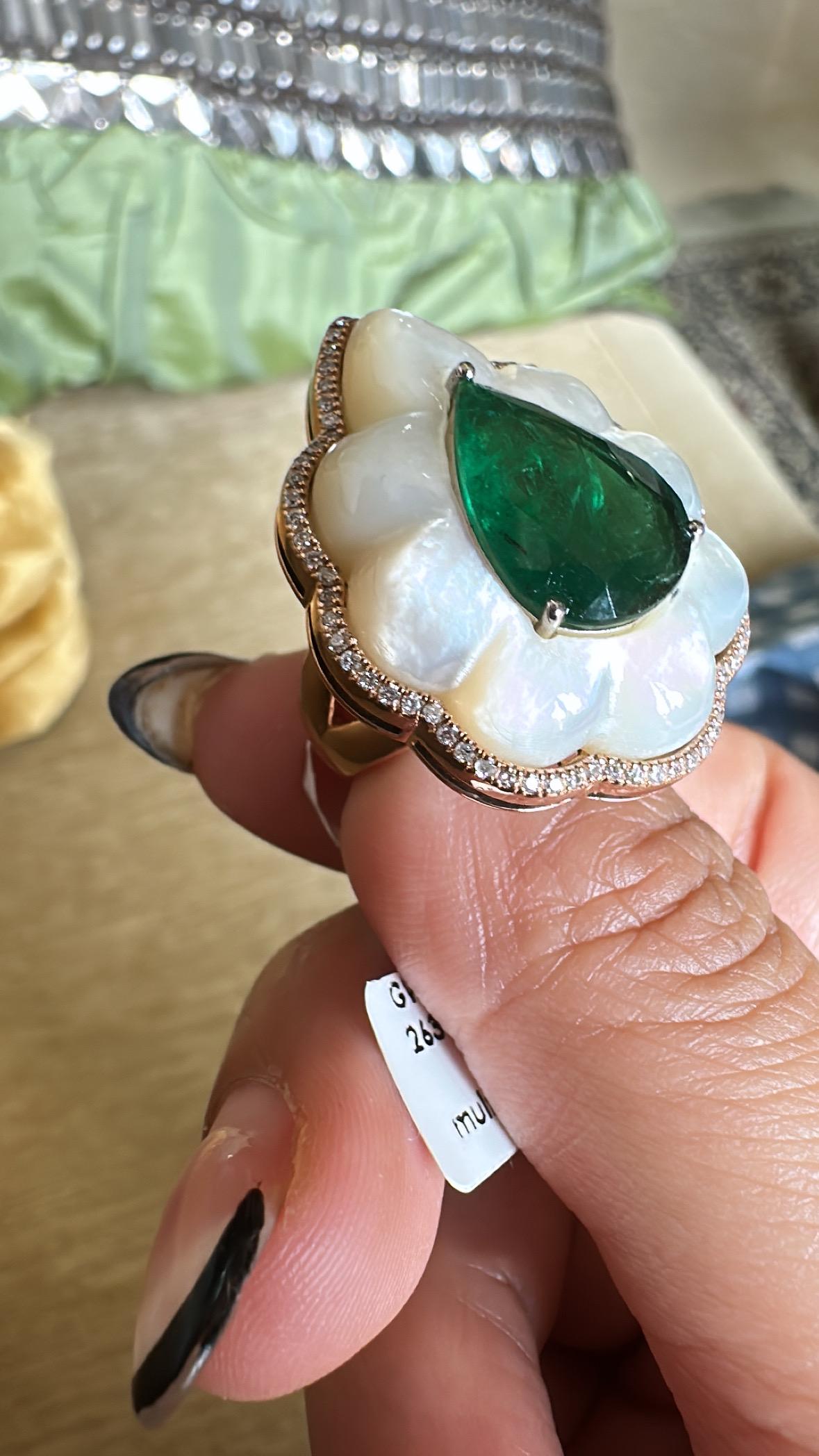 Anello da cocktail con smeraldo dello Zambia, madreperla e diamanti incastonati in oro 18 carati in vendita 1