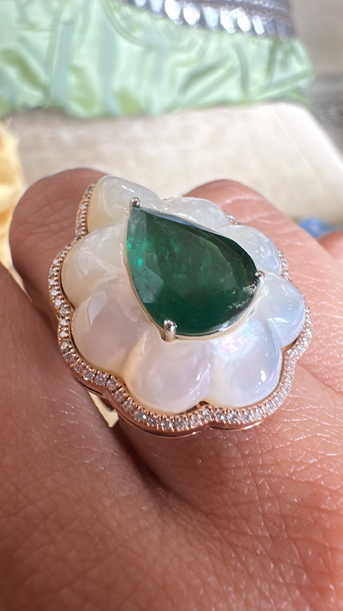 Anello da cocktail con smeraldo dello Zambia, madreperla e diamanti incastonati in oro 18 carati in vendita 2