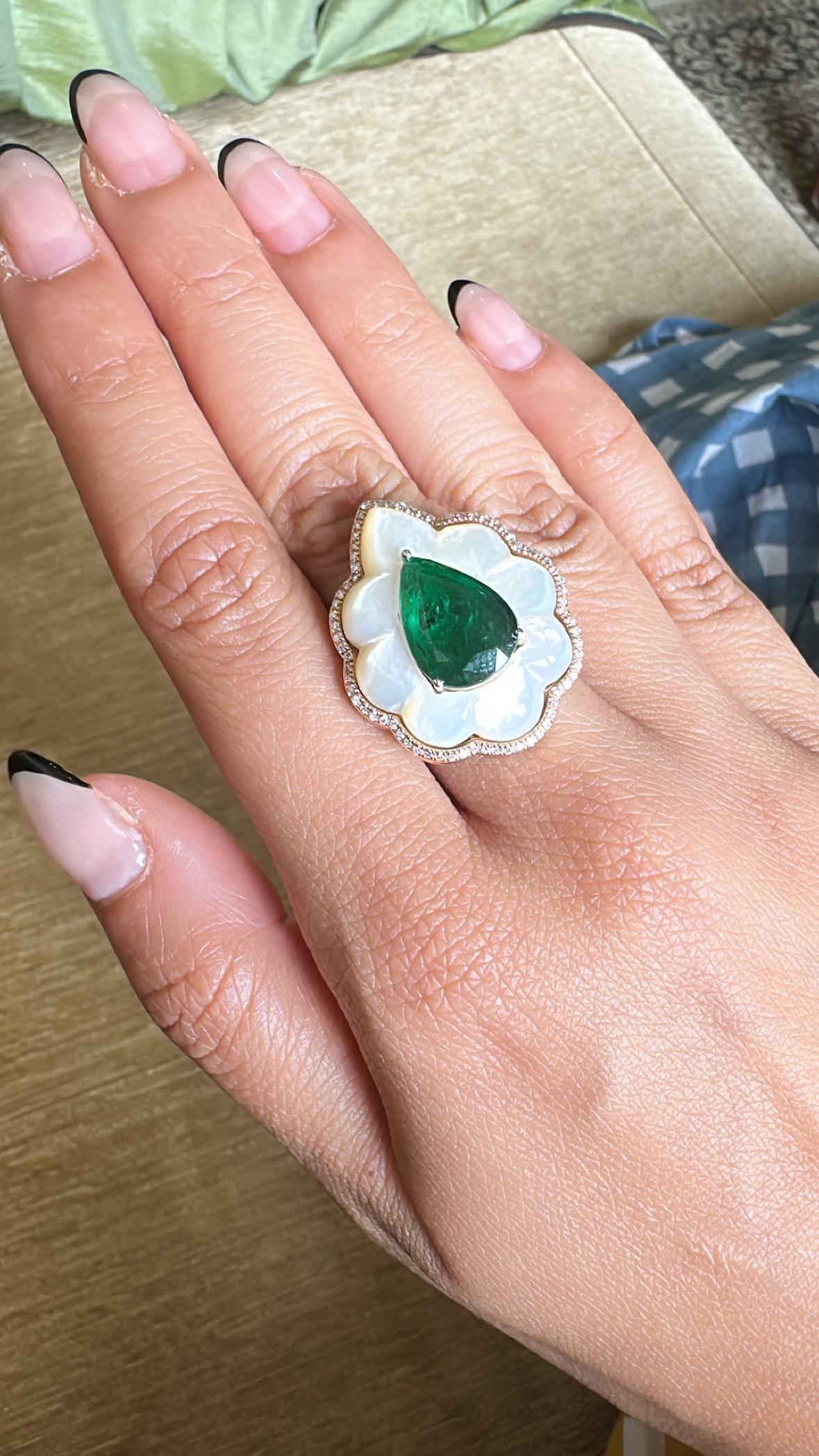 Anello da cocktail con smeraldo dello Zambia, madreperla e diamanti incastonati in oro 18 carati in vendita 3