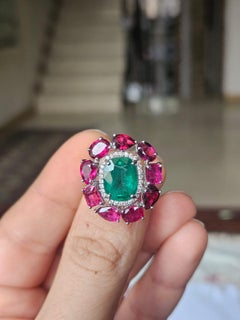Bague de fiançailles sertie d'or 18 carats, d'une émeraude de Zambie, d'un rubis du Mozambique et de diamants