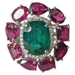 Bague de fiançailles sertie d'or 18 carats, d'une émeraude de Zambie, d'un rubis du Mozambique et de diamants
