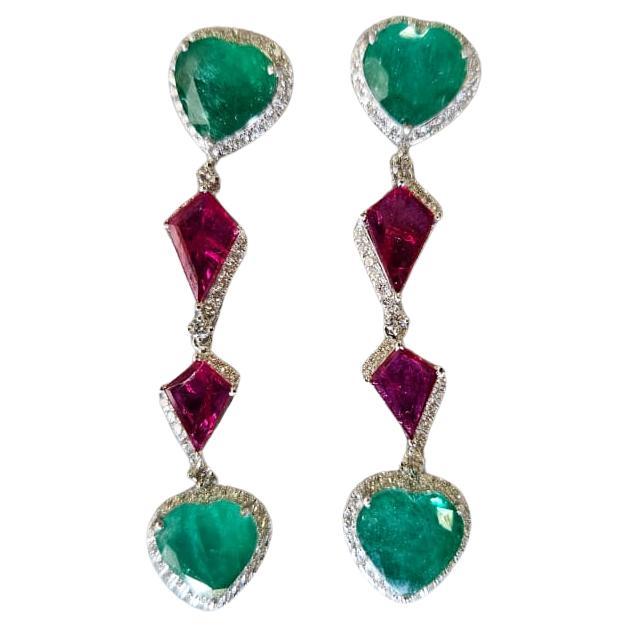 Boucles d'oreilles chandelier en or 18 carats, émeraude de Zambie, rubis du Mozambique et diamants