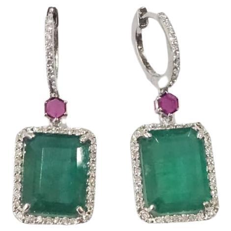 Pendientes Colgantes Engastados en Oro de 18 K, Esmeralda de Zambia, Rubí de Mozambique y Diamantes en venta